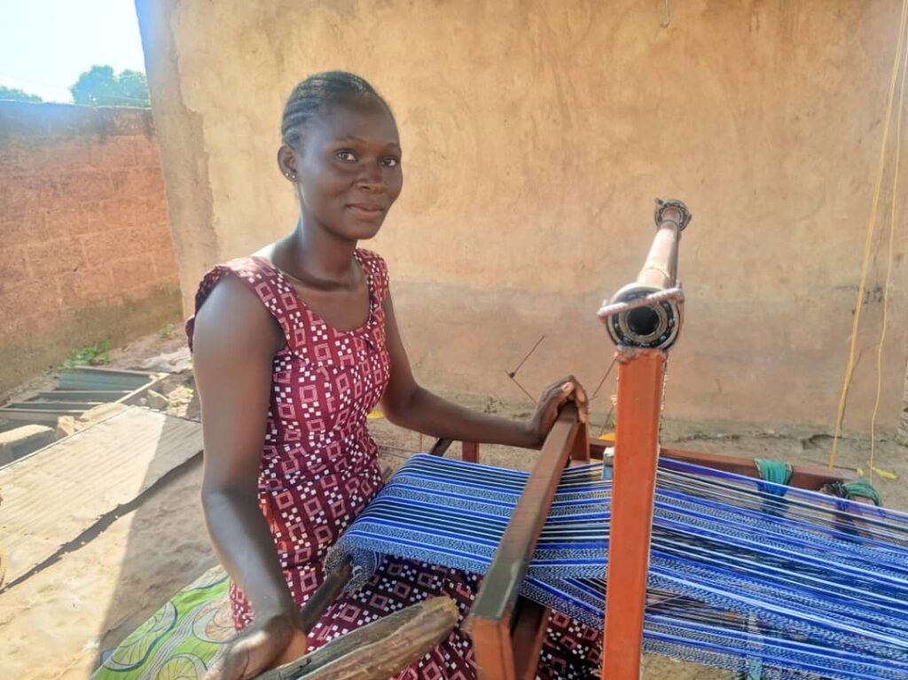 Koudougou : Des tisseuses sur le fil rouge 2 Koudougou : Des tisseuses sur le fil rouge 2