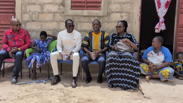 Jeune fille handicapée : Le ministre Gilbert Ouédraogo rend visite à sa famille à Tenkodogo 1 Jeune fille handicapée : Le ministre Gilbert Ouédraogo rend visite à sa famille à Tenkodogo 1
