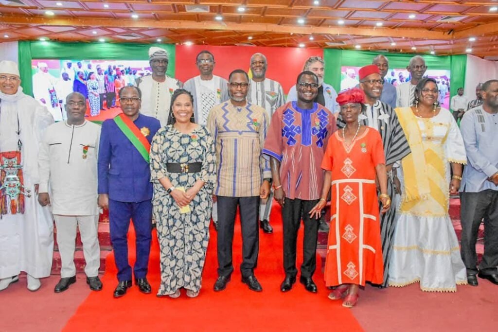 Burkina : Nathalie Yamb décorée au titre de Chevalier de l'ordre de l'Etalon 2 Burkina : Nathalie Yamb décorée au titre de Chevalier de l'ordre de l'Etalon 2