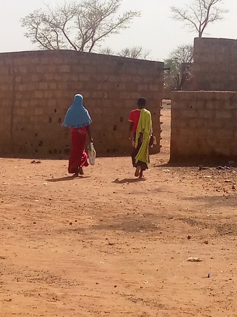 Viol d'une élève déplacée interne mineure à Kaya : Avec son bébé au dos, Wendyam décroche le CEP 7 Viol d'une élève déplacée interne mineure à Kaya : Avec son bébé au dos, Wendyam décroche le CEP 7