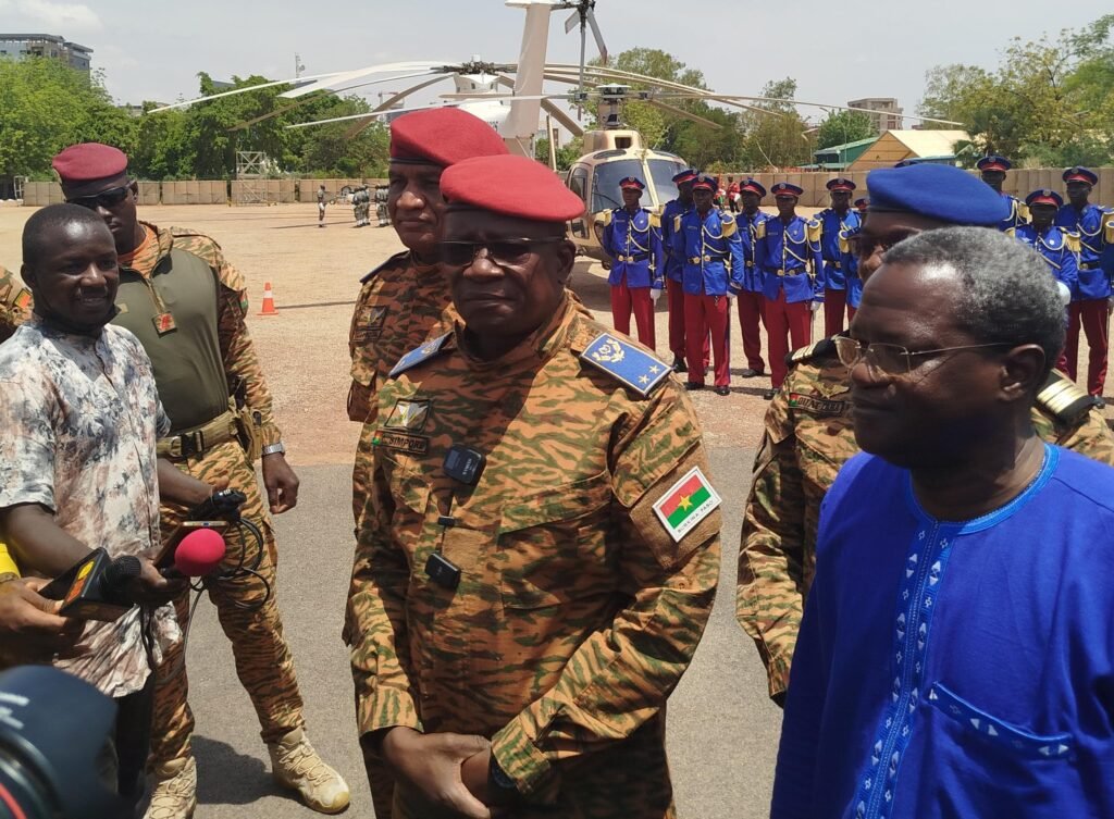 Académie Militaire George Namoano : 22 élèves Pilotes dont 2 femmes en fin de formation 2 Académie Militaire George Namoano : 22 élèves Pilotes dont 2 femmes en fin de formation 2