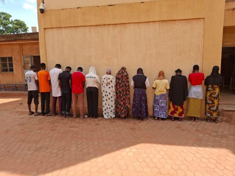 Fraude au BEPC 2025 : 8 jeunes filles parmi les 13 personnes interpellées 1 Fraude au BEPC 2025 : 8 jeunes filles parmi les 13 personnes interpellées 1