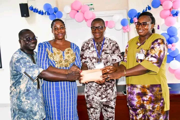 Burkina : 1,5 millions FCFA offert à la pédiatrie Charles-de-Gaulle par des anciens étudiants 2 Burkina : 1,5 millions FCFA offert à la pédiatrie Charles-de-Gaulle par des anciens étudiants 2