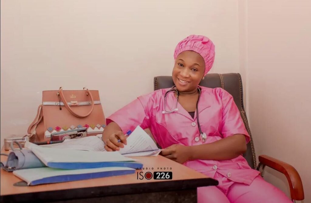 Bibata, l’actrice de « Trois hommes, un village », soutenue par une vague de solidarité après un AVC 3 Bibata, l’actrice de « Trois hommes, un village », soutenue par une vague de solidarité après un AVC 3