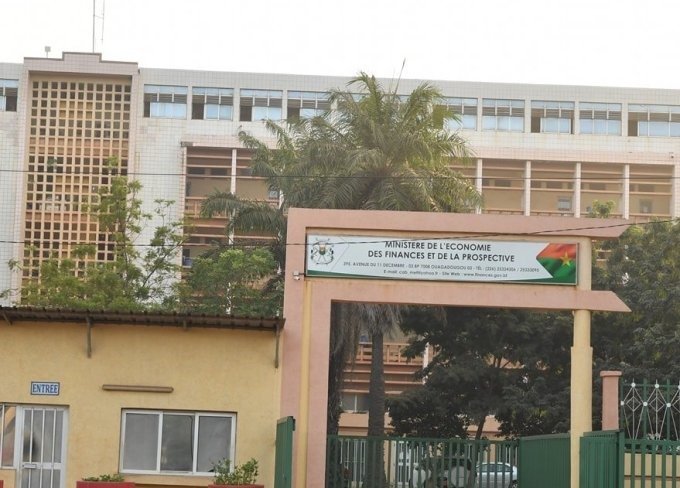 Burkina : Plus de 3 000 milliards FCFA mobilisés par l’État en 2024 pour les recettes publiques 2 Burkina : Plus de 3 000 milliards FCFA mobilisés par l’État en 2024 pour les recettes publiques 2