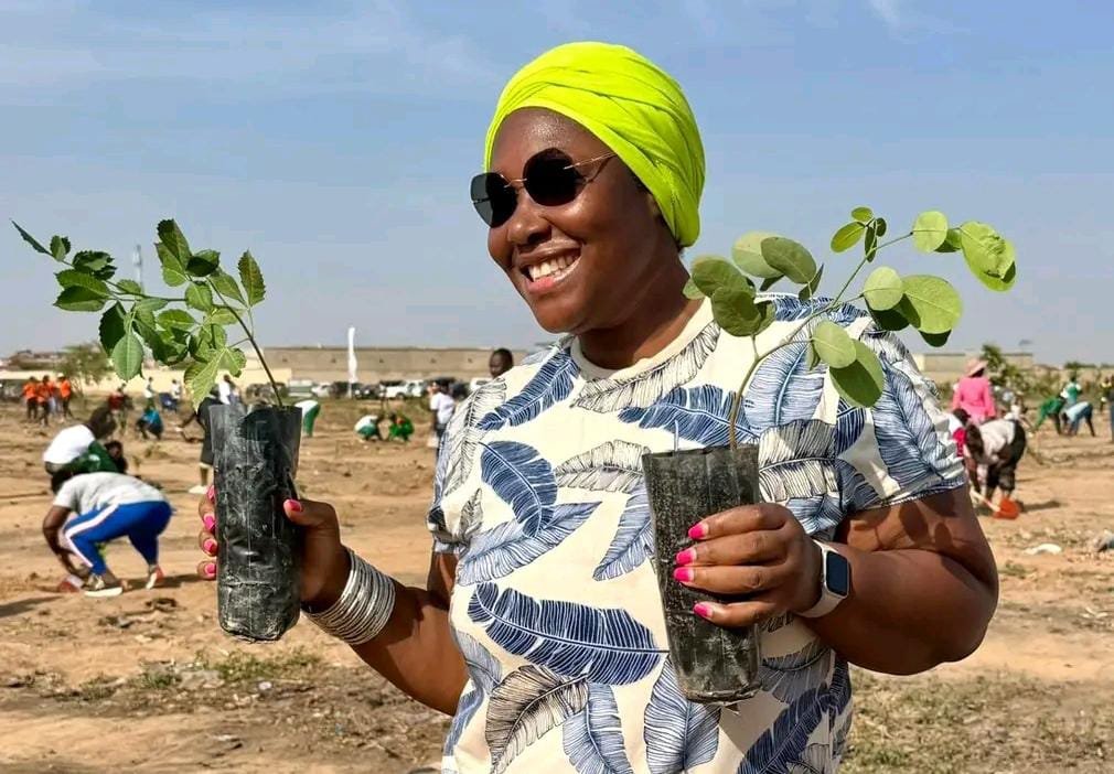Opération 5 millions d’arbres en une heure: 800 arbres plantés par des artistes, des cinéastes 3 Opération 5 millions d’arbres en une heure: 800 arbres plantés par des artistes, des cinéastes 3