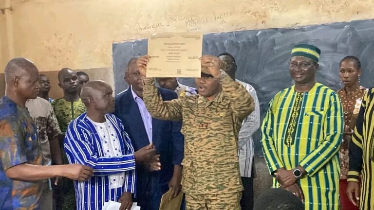 Baccalauréat 2025 : Le ministre Ismaël Sombié donne le top départ des épreuves écrites 1 Baccalauréat 2025 : Le ministre Ismaël Sombié donne le top départ des épreuves écrites 1