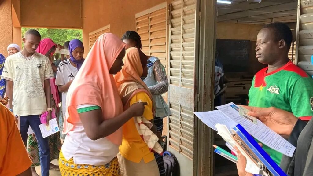 Baccalauréat 2025 : Le ministre Ismaël Sombié donne le top départ des épreuves écrites 3 Baccalauréat 2025 : Le ministre Ismaël Sombié donne le top départ des épreuves écrites 3