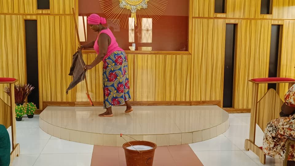 Délicia Yaméogo : L’ombre discrète qui fait briller l’une des plus grandes églises catholiques du Burkina 4 Délicia Yaméogo : L’ombre discrète qui fait briller l’une des plus grandes églises catholiques du Burkina 4