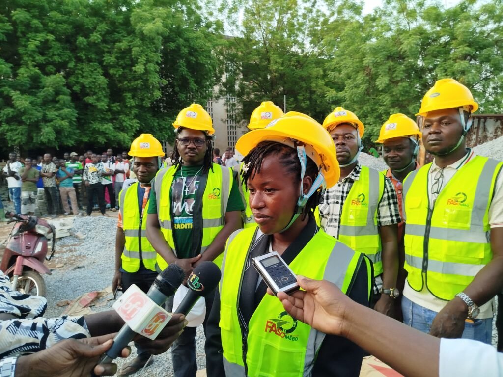 Burkina: La guérisseuse Adja de Komsilga fait un don de 150 tonnes de ciment à Faso Mêbo 2 Burkina: La guérisseuse Adja de Komsilga fait un don de 150 tonnes de ciment à Faso Mêbo 2