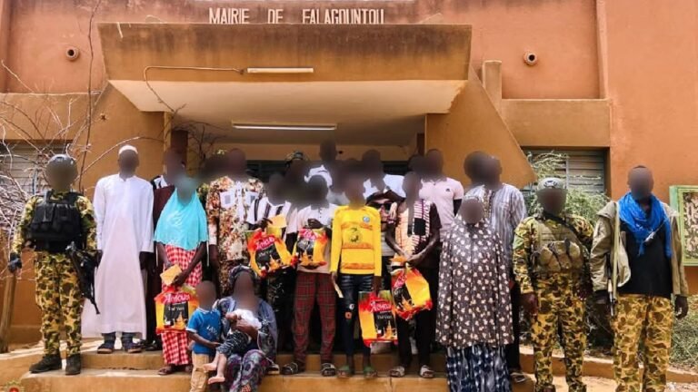 Falangountou : Des élèves et enseignants les plus méritants encouragés par la Gendarmerie 1 Falangountou : Des élèves et enseignants les plus méritants encouragés par la Gendarmerie 1