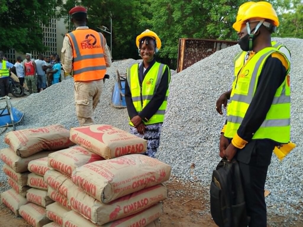 Burkina: La guérisseuse Adja de Komsilga fait un don de 150 tonnes de ciment à Faso Mêbo 3 Burkina: La guérisseuse Adja de Komsilga fait un don de 150 tonnes de ciment à Faso Mêbo 3