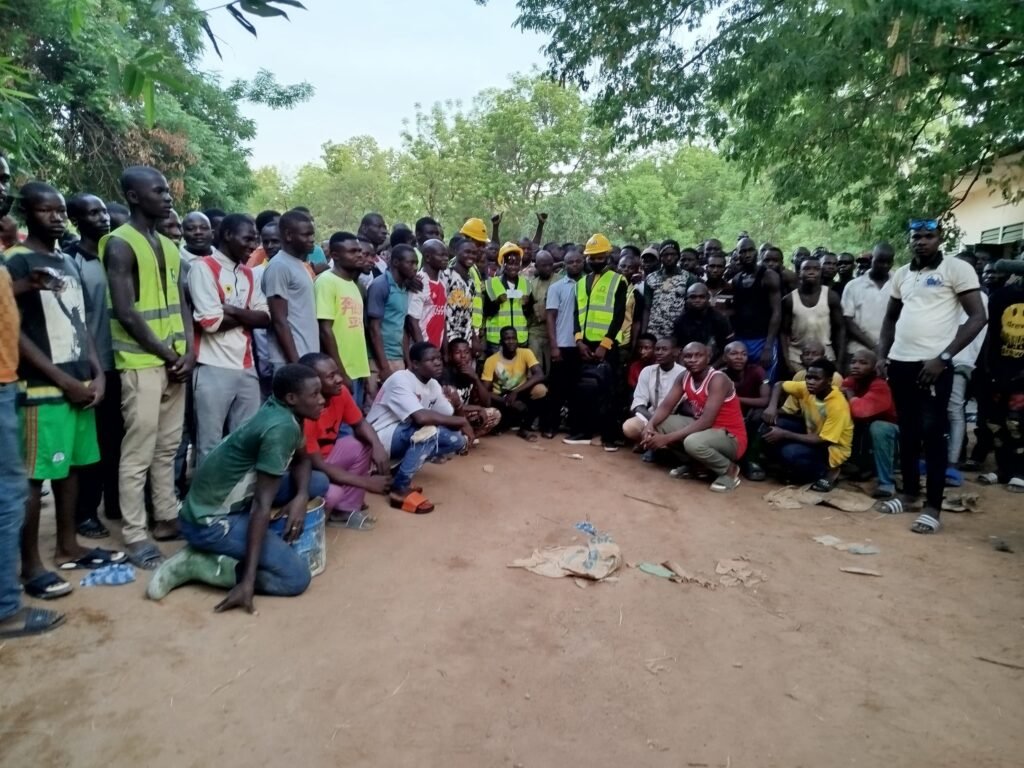 Burkina: La guérisseuse Adja de Komsilga fait un don de 150 tonnes de ciment à Faso Mêbo 4 Burkina: La guérisseuse Adja de Komsilga fait un don de 150 tonnes de ciment à Faso Mêbo 4