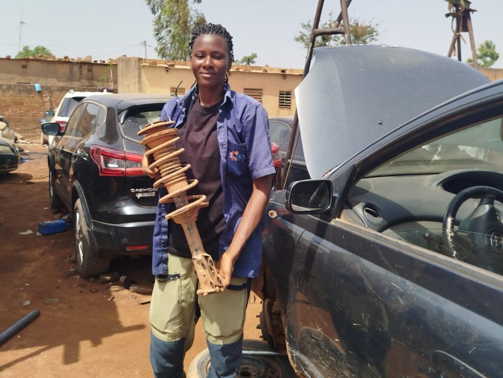 Lydie Ilboudo : Clés en main, elle déverrouille les préjugés en tant que mécanicienne automobile 5 Lydie Ilboudo : Clés en main, elle déverrouille les préjugés en tant que mécanicienne automobile 5