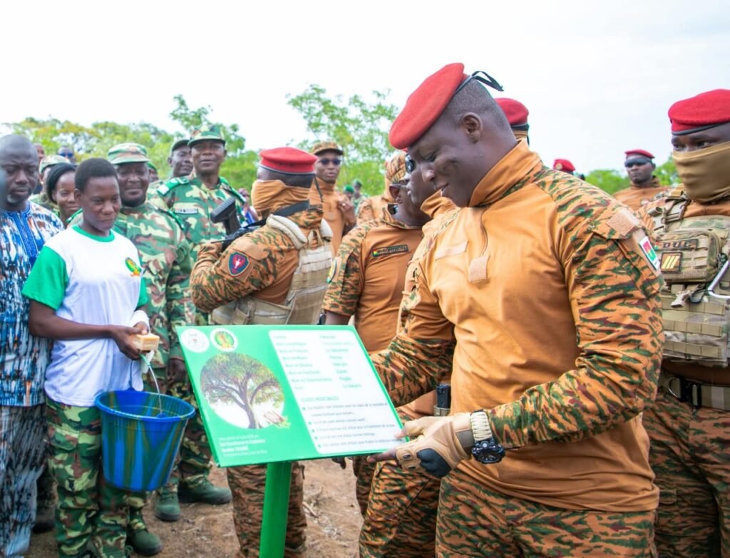 Reforestation : Le Président Ibrahim plante le premier arbre médicinal à Guiba 3 Reforestation : Le Président Ibrahim plante le premier arbre médicinal à Guiba 3