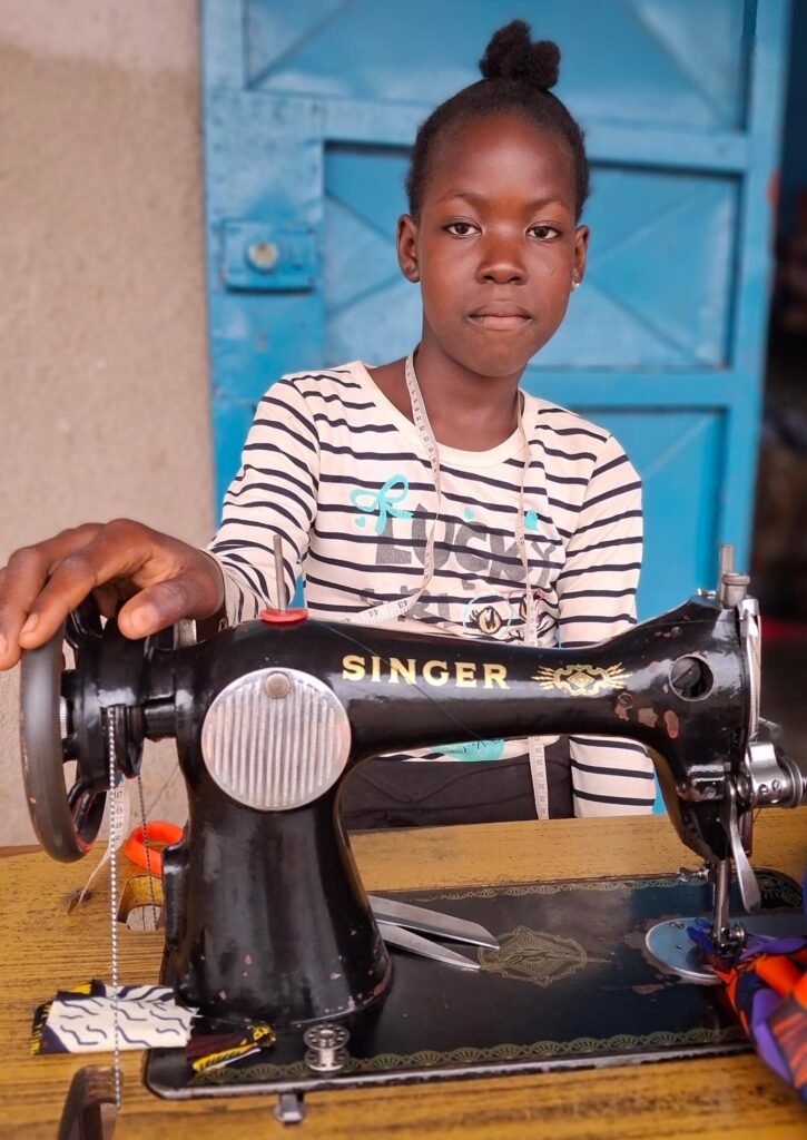 Bérégadougou : A 12 ans, Djamilatou concilie déjà couture et études avec brio 2 Bérégadougou : A 12 ans, Djamilatou concilie déjà couture et études avec brio 2