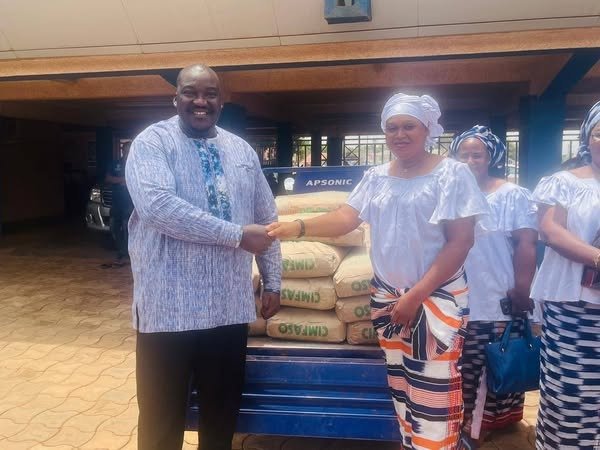 Faso Mêbo : Des femmes bôbô mandarê contribuent pour embellir la cité de Sya 2 Faso Mêbo : Des femmes bôbô mandarê contribuent pour embellir la cité de Sya 2