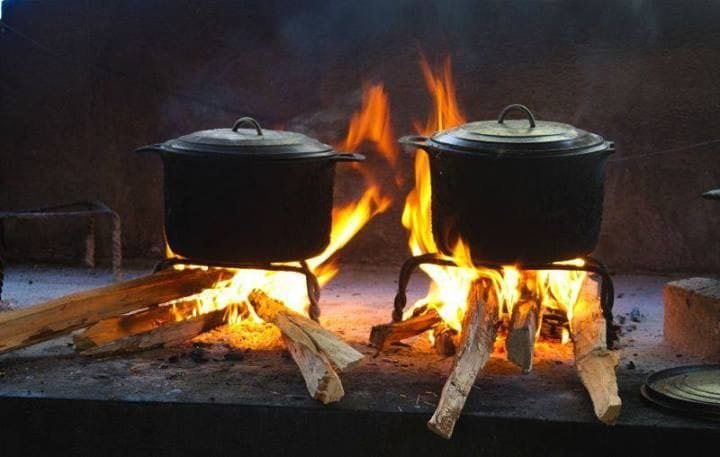 Bois ou charbon : Que préfèrent les femmes pour la cuisine? 1 Bois ou charbon : Que préfèrent les femmes pour la cuisine? 1