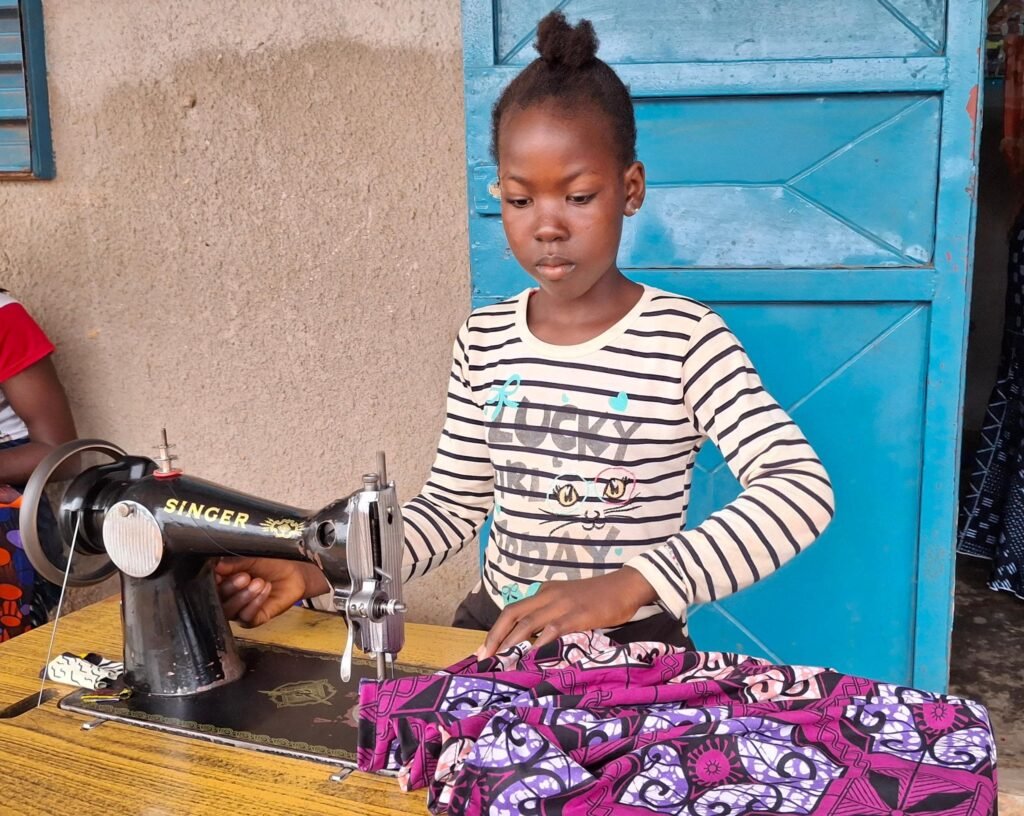 Bérégadougou : A 12 ans, Djamilatou concilie déjà couture et études avec brio 3 Bérégadougou : A 12 ans, Djamilatou concilie déjà couture et études avec brio 3