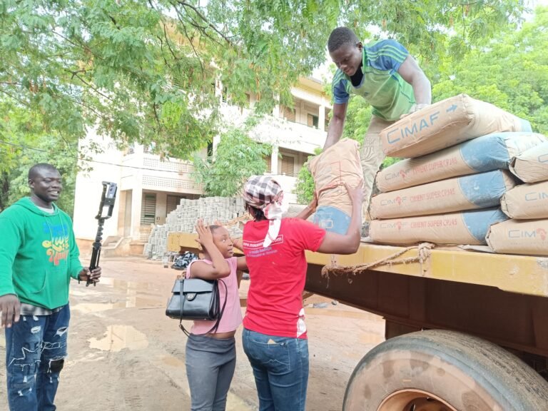 FasoMêbo : MoussoNews contribue avec un don de 100 000 F CFA et 20 kits alimentaires 1 FasoMêbo : MoussoNews contribue avec un don de 100 000 F CFA et 20 kits alimentaires 1