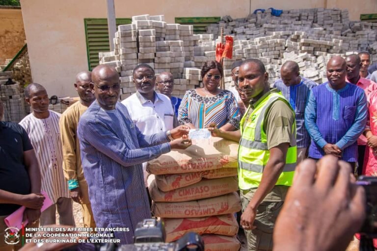 Faso Mêbo: La diplomatie burkinabè soutient avec 20 millions FCFA et 11 tonnes de ciment 1 Faso Mêbo: La diplomatie burkinabè soutient avec 20 millions FCFA et 11 tonnes de ciment 1