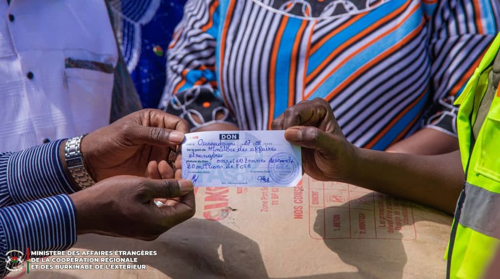 Faso Mêbo: La diplomatie burkinabè soutient avec 20 millions FCFA et 11 tonnes de ciment 2 Faso Mêbo: La diplomatie burkinabè soutient avec 20 millions FCFA et 11 tonnes de ciment 2