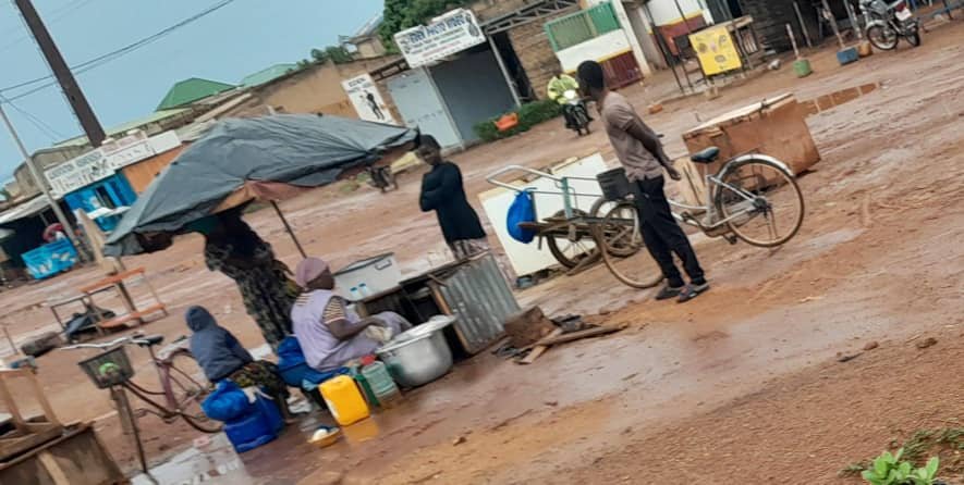 Ouagadougou : Même sous la pluie, elles grillent et elles vendent 2 Ouagadougou : Même sous la pluie, elles grillent et elles vendent 2