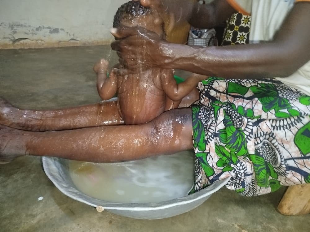 Ouiya Pascaline : La cinquantenaire qui fait la toilette des nouveaux nés 3 Ouiya Pascaline : La cinquantenaire qui fait la toilette des nouveaux nés 3