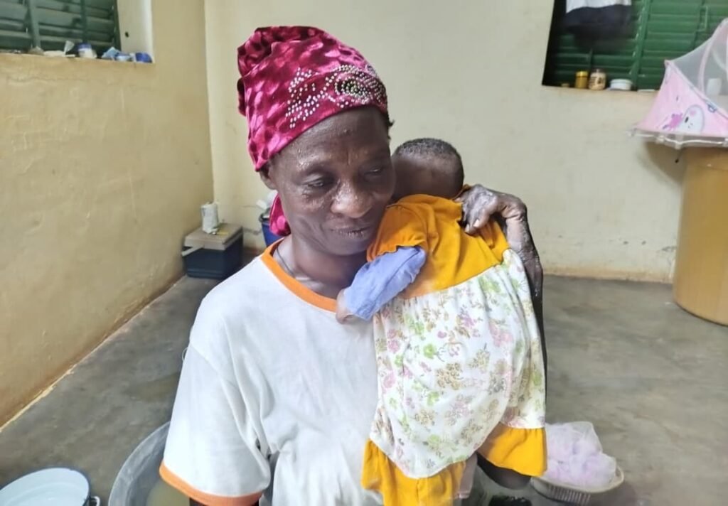 Ouiya Pascaline : La cinquantenaire qui fait la toilette des nouveaux nés 5 Ouiya Pascaline : La cinquantenaire qui fait la toilette des nouveaux nés 5