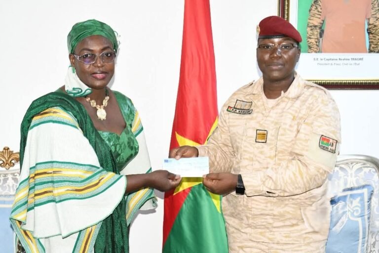 Solidarité : La présidente de la CNDH offre 1 million FCFA au ministère de l’Action Humanitaire 6