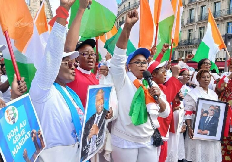 Paris : Des ivoiriennes en première ligne contre un 4ᵉ mandat de Ouattara 1 Paris : Des ivoiriennes en première ligne contre un 4ᵉ mandat de Ouattara 1