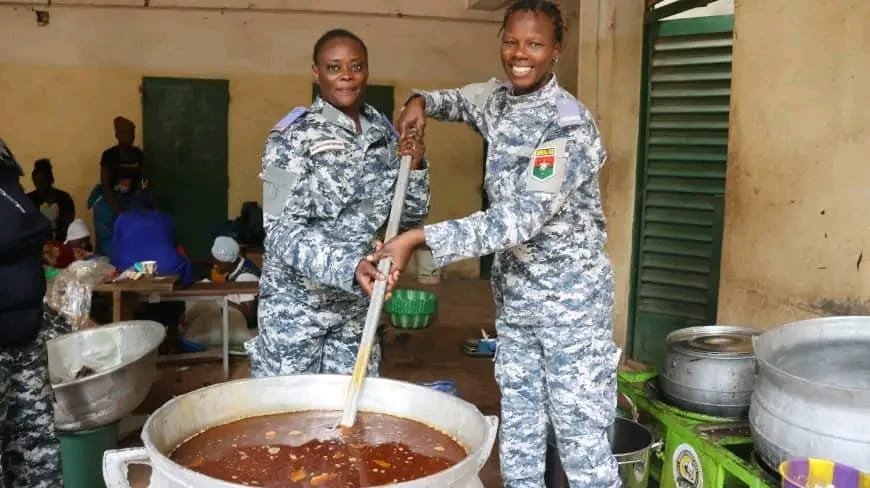 L’Amicale des Femmes de l’Administration Pénitentiaire offre 200 kits alimentaires à Faso Mêbo 2