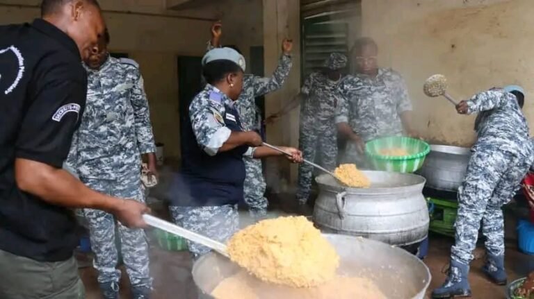 L’Amicale des Femmes de l’Administration Pénitentiaire offre 200 kits alimentaires à Faso Mêbo 1