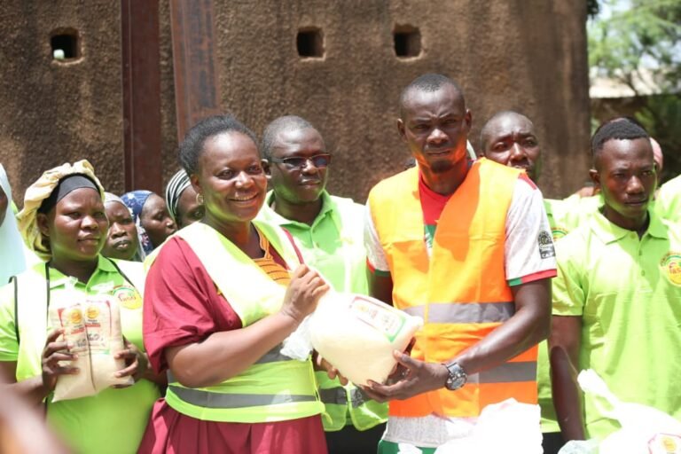 "Faso Attiéké" offre 100 kg de son nouveau produit aux volontaires de Faso Mêbo 2 "Faso Attiéké" offre 100 kg de son nouveau produit aux volontaires de Faso Mêbo 2