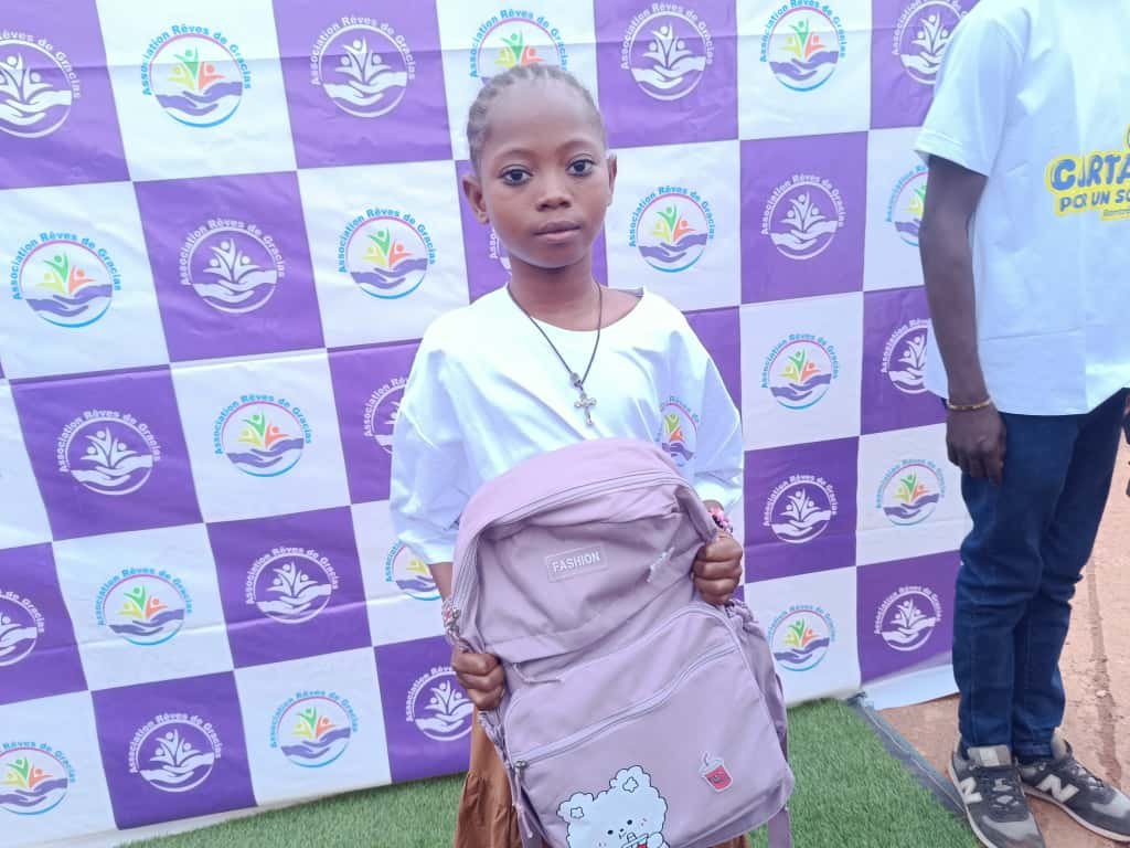 « Un cartable pour un sourire » : Plus de 150 enfants démunis ont recu des kits scolaires grâce à l’association Rêves de Gracias 5 « Un cartable pour un sourire » : Plus de 150 enfants démunis ont recu des kits scolaires grâce à l’association Rêves de Gracias 5