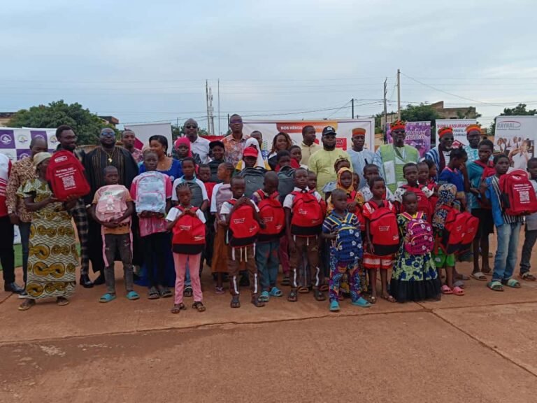 « Un cartable pour un sourire » : Plus de 150 enfants démunis ont recu des kits scolaires grâce à l’association Rêves de Gracias 3 « Un cartable pour un sourire » : Plus de 150 enfants démunis ont recu des kits scolaires grâce à l’association Rêves de Gracias 3