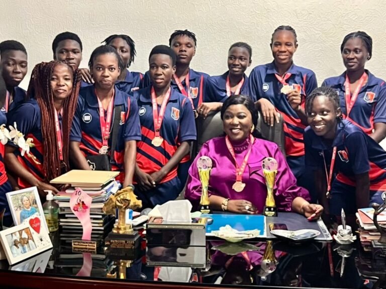 Burkina : Les joueuses de l'USFA présentent leur médaille à leur marraine 2