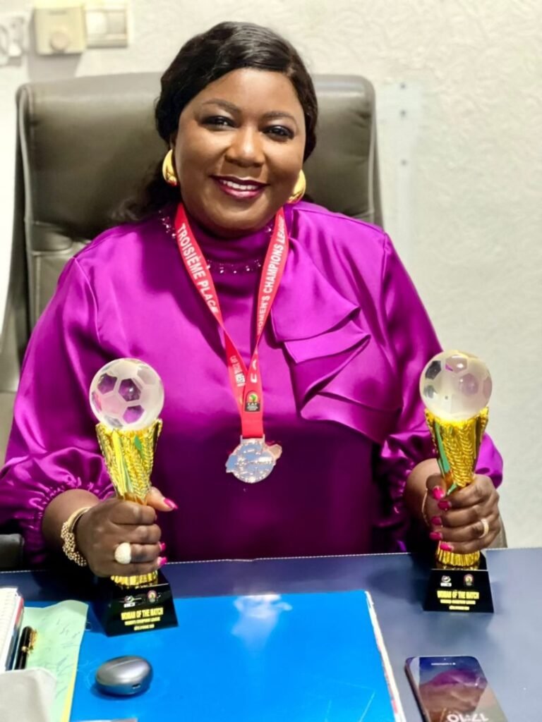 Burkina : Les joueuses de l'USFA présentent leur médaille à leur marraine 4 Burkina : Les joueuses de l'USFA présentent leur médaille à leur marraine 4