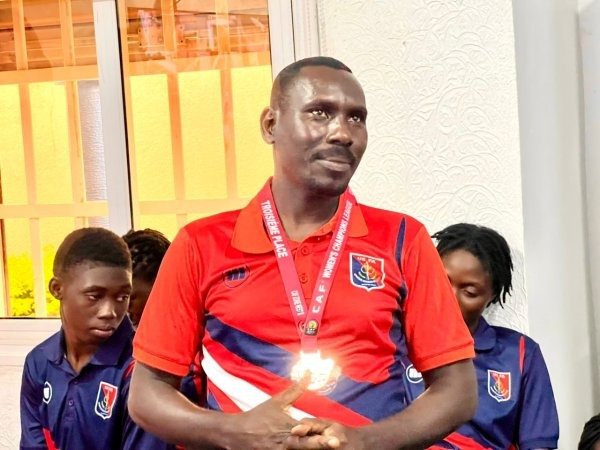 Burkina : Les joueuses de l'USFA présentent leur médaille à leur marraine 2 Burkina : Les joueuses de l'USFA présentent leur médaille à leur marraine 2