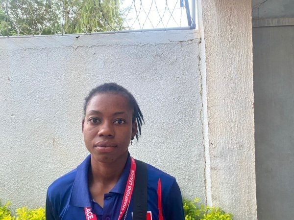 Burkina : Les joueuses de l'USFA présentent leur médaille à leur marraine 3 Burkina : Les joueuses de l'USFA présentent leur médaille à leur marraine 3