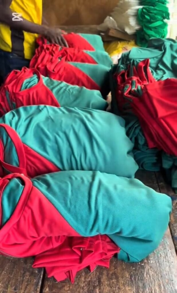 " On a beaucoup veillé, aller au delà de nos capacités pour livrer à temps les maillots", Esthy Barro 3
