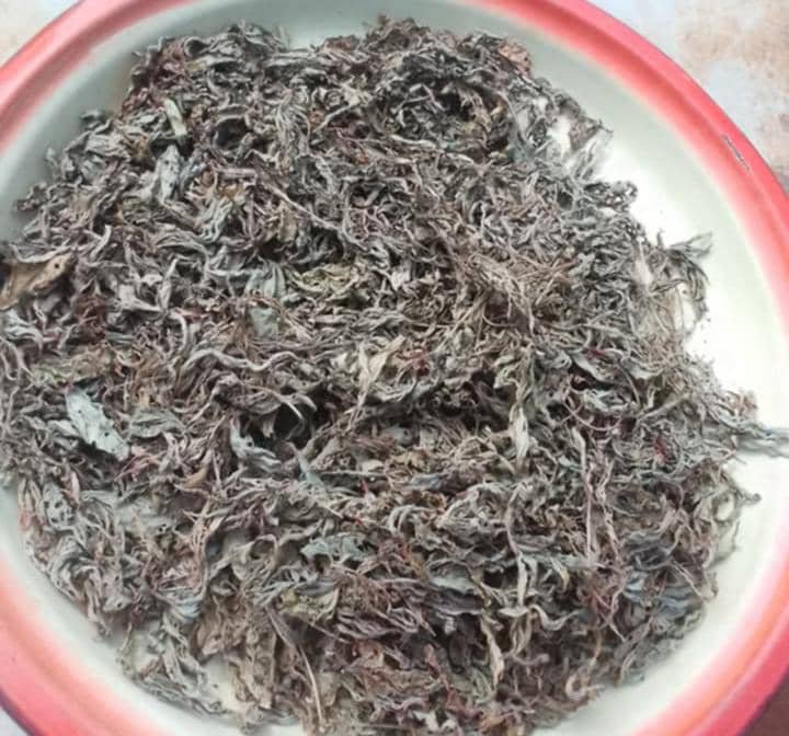 Gombo, oseille, baranbourou: Quand des femmes font sécher leurs condiments 4 Gombo, oseille, baranbourou: Quand des femmes font sécher leurs condiments 4