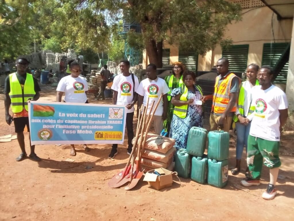 Faso Mêbo: 5 tonnes de ciment et 100 kits alimentaires offert par le panel TikTok « La Voix du Sahel 1 » 3 Faso Mêbo: 5 tonnes de ciment et 100 kits alimentaires offert par le panel TikTok « La Voix du Sahel 1 » 3