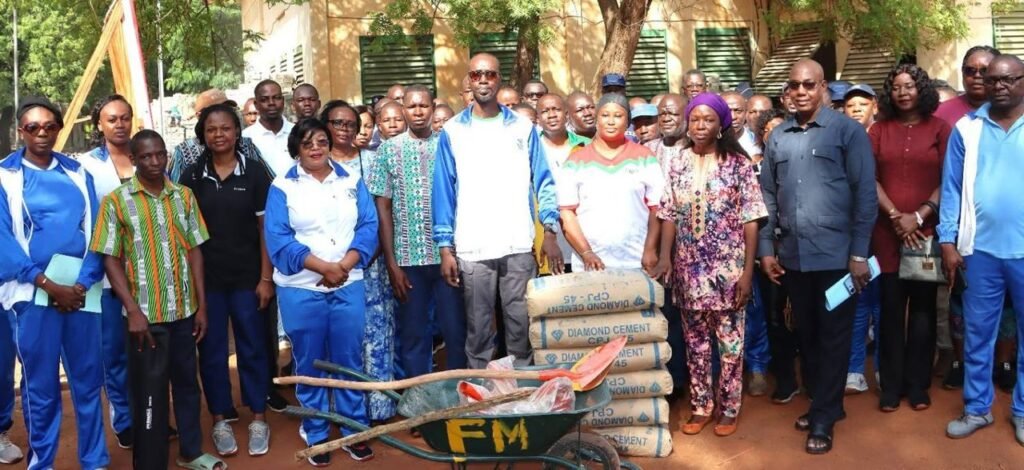 Faso Mêbo : Le personnel du CSC offre 13 tonnes de ciment, 10 brouettes et 36 pelles 2 Faso Mêbo : Le personnel du CSC offre 13 tonnes de ciment, 10 brouettes et 36 pelles 2