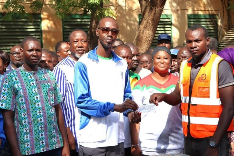Faso Mêbo : Le personnel du CSC offre 13 tonnes de ciment, 10 brouettes et 36 pelles 1 Faso Mêbo : Le personnel du CSC offre 13 tonnes de ciment, 10 brouettes et 36 pelles 1