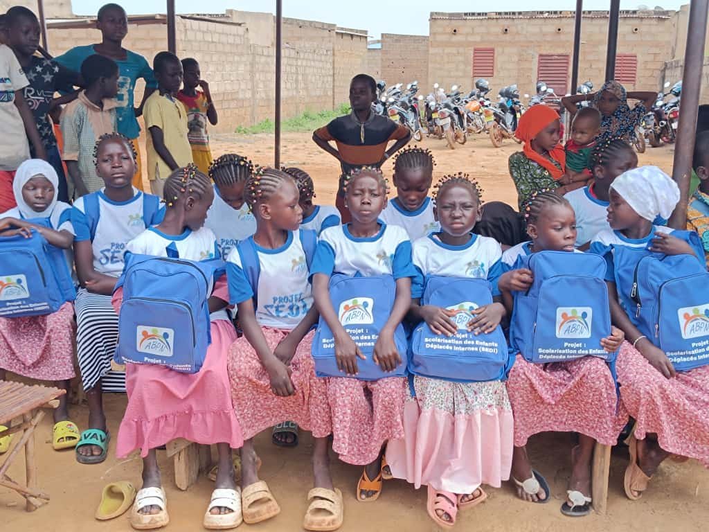 13 jeunes filles déplacées internes bénéficient de kits scolaires et d’hygiène grâce à l’ABPN 2 13 jeunes filles déplacées internes bénéficient de kits scolaires et d’hygiène grâce à l’ABPN 2