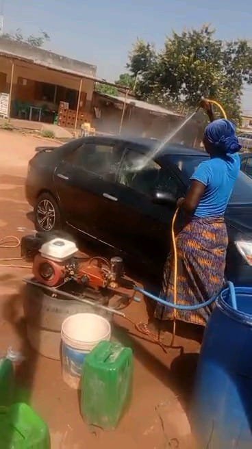 Ziniaré : Fati Sawadogo, laveuse de motos, de voitures, des camions et même des citernes 2 Ziniaré : Fati Sawadogo, laveuse de motos, de voitures, des camions et même des citernes 2