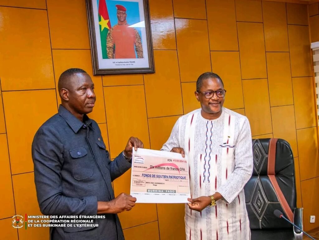 Fonds de soutien patriotique : 22 millions de FCFA offerts par la diaspora burkinabè du Ghana et du Niger 3 Fonds de soutien patriotique : 22 millions de FCFA offerts par la diaspora burkinabè du Ghana et du Niger 3