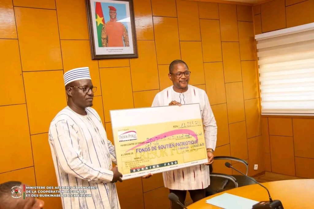 Fonds de soutien patriotique : 22 millions de FCFA offerts par la diaspora burkinabè du Ghana et du Niger 2 Fonds de soutien patriotique : 22 millions de FCFA offerts par la diaspora burkinabè du Ghana et du Niger 2