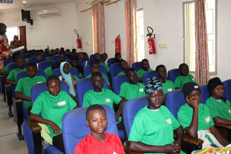 Manga : Une soixantaine d’enfants démunis reçoivent des bourses scolaires 2 Manga : Une soixantaine d’enfants démunis reçoivent des bourses scolaires 2